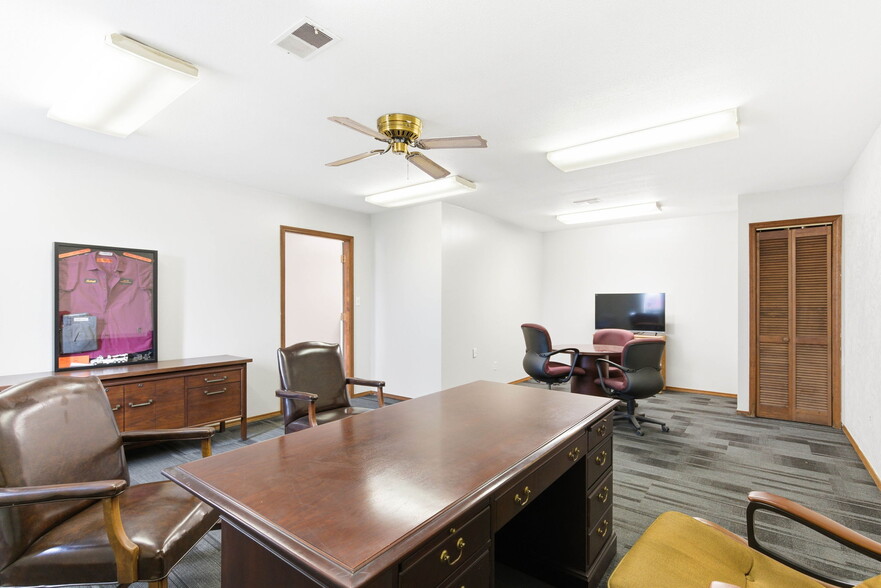 More Photos Of 4611 Pinewood Rd, Louisville Warehouse For Sale