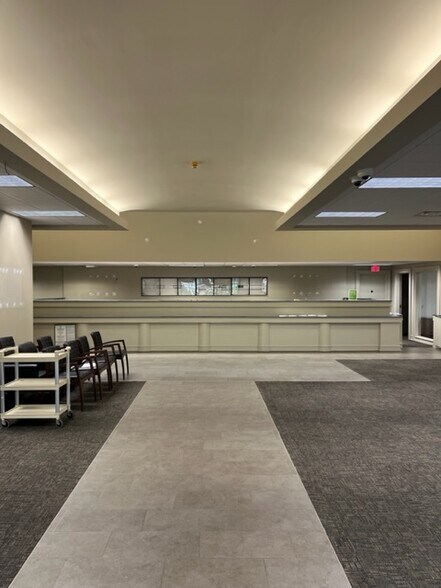 More Photos Of 2 Lafayette Pl, Hilton Head Island Bank For Sale