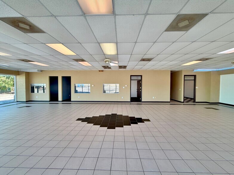 More Photos Of 6910 N Broadway Ext, Oklahoma City Showroom For Lease