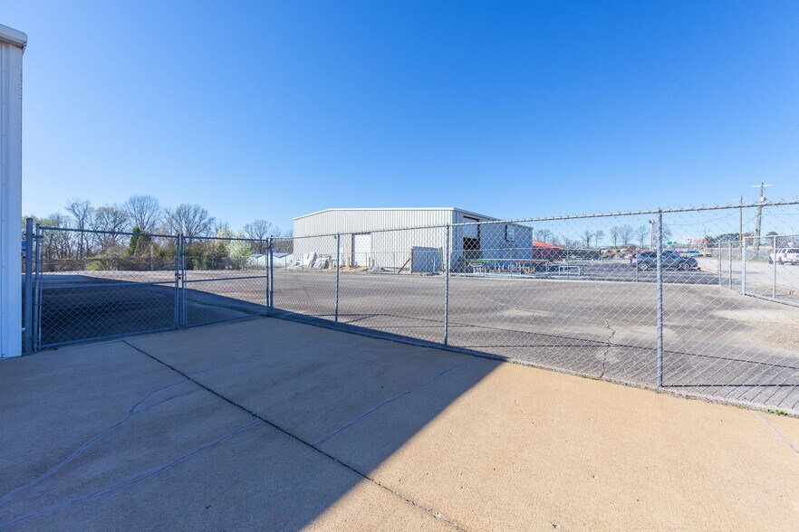 More Photos Of 39 N Madison Dr, Humboldt Showroom For Sale