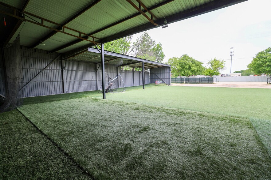 More Photos Of 415 Topeka Ave, Justin Industrial For Sale