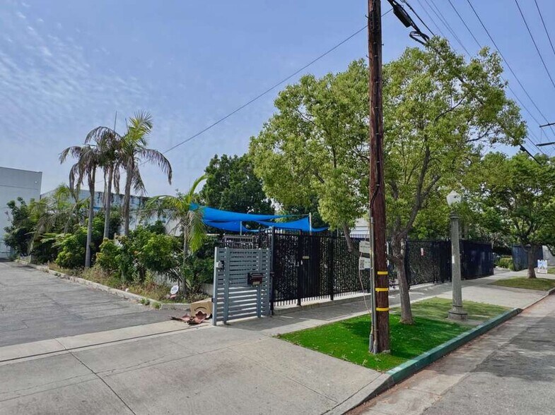 More Photos Of 72 W Bellevue Dr, Pasadena Light Distribution For Sale