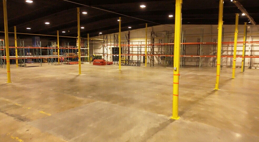 More Photos Of 301 Northwestern Ave, Chariton Distribution For Lease