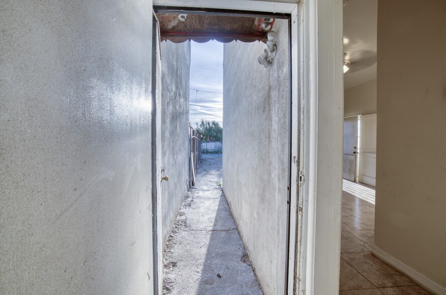 More Photos Of 11123 S Western Ave, Los Angeles Office For Sale