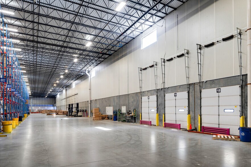 More Photos Of 7865 National Tpke, Louisville Distribution For Lease