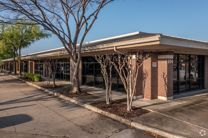 Primary Photo Of 704 Central Pky E, Plano Light Manufacturing For Lease