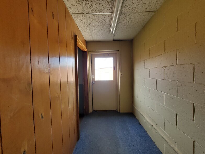 More Photos Of 94 E Adams St, Forsyth Warehouse For Lease