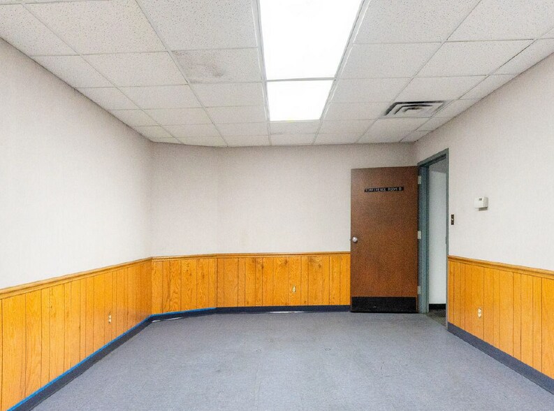More Photos Of 2100 Advance Ave, Columbus Manufacturing For Lease