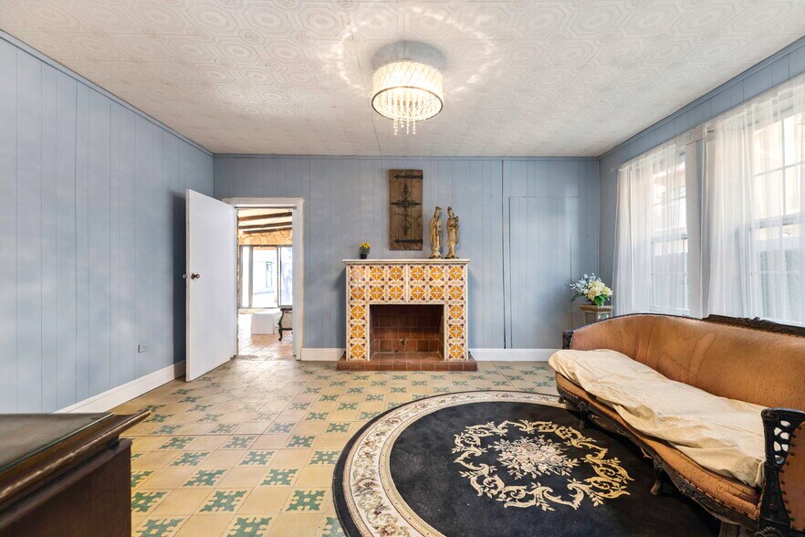 More Photos Of 926 S Laredo St, San Antonio Service For Sale