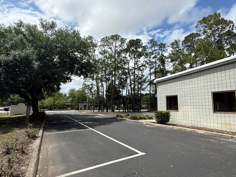 More Photos Of 701 Fentress Blvd, Daytona Beach Distribution For Lease