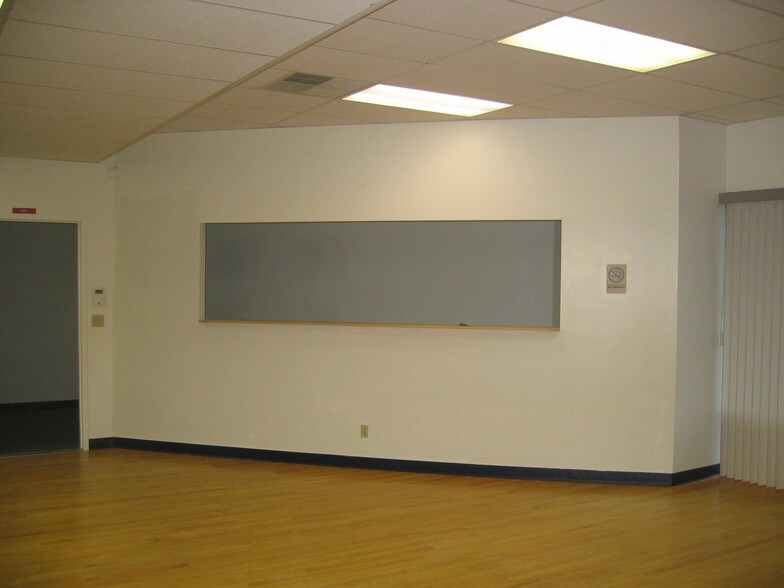 More Photos Of 4214 Fleur Dr, Des Moines General Retail For Lease