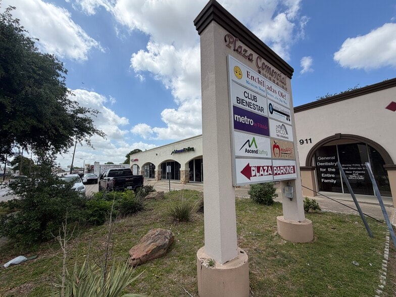 More Photos Of 901-911 N Sylvania Ave, Fort Worth Freestanding For Sale