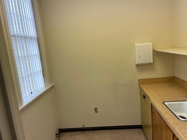 More Photos Of 272 Main Street, Nicholson Office For Sale