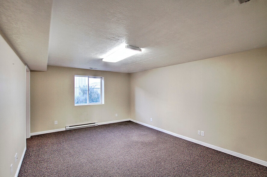 More Photos Of 225 West St, Evanston Light Manufacturing For Sale