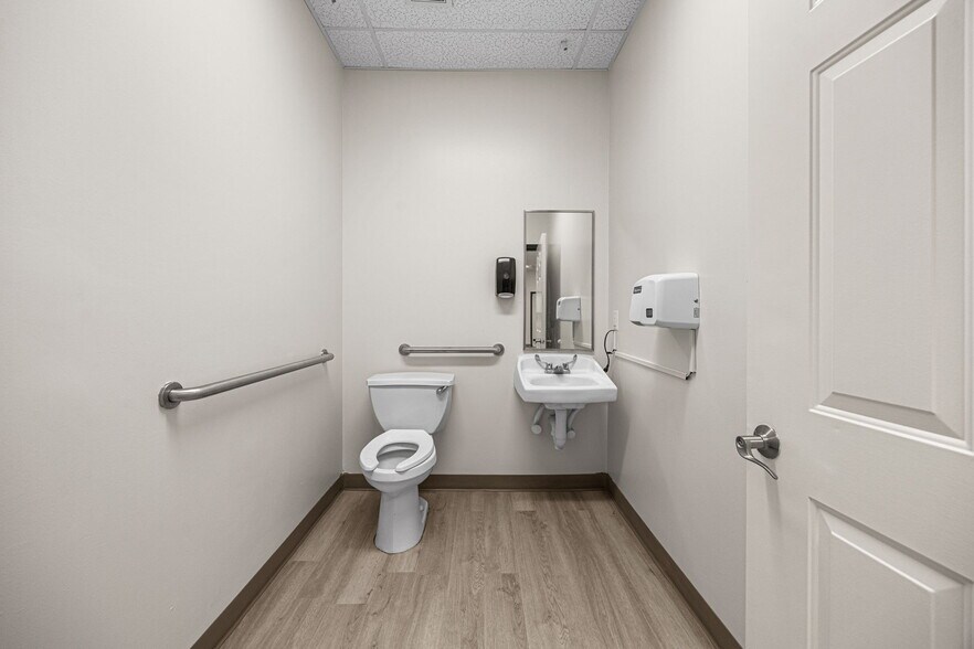 More Photos Of 8777 S Gessner Dr, Houston Freestanding For Lease