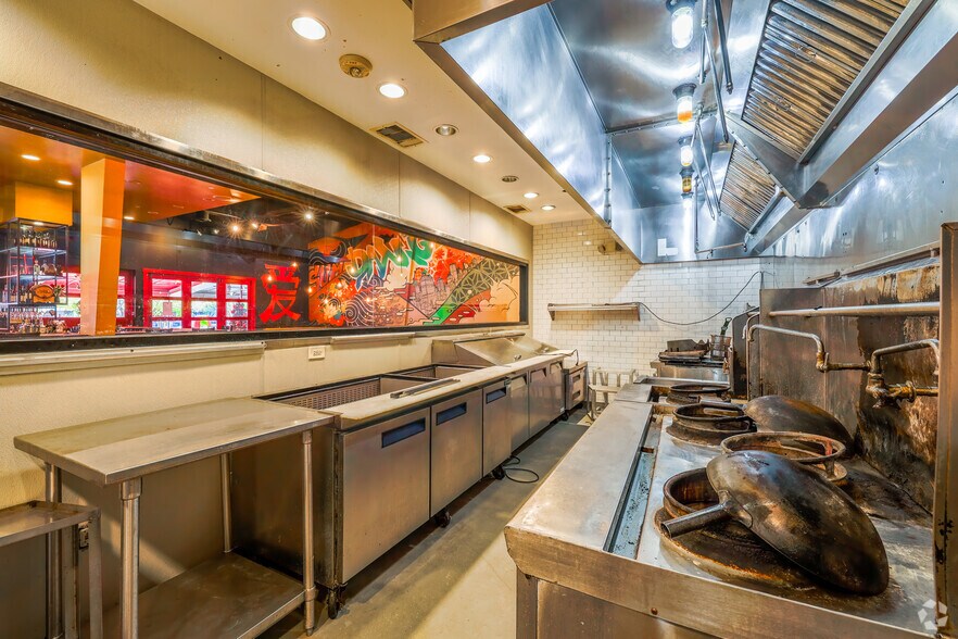 More Photos Of 3011 Gulden Ln, Dallas Restaurant For Lease