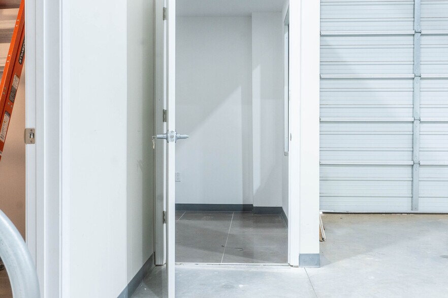 More Photos Of 122 Atando Ave, Charlotte Service For Lease
