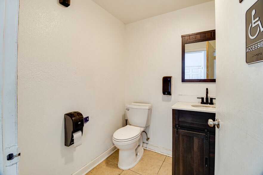 More Photos Of 103 Highland St, Orange City Warehouse For Sale
