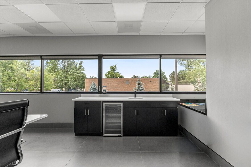 More Photos Of 15360 S Commerce Dr, Dearborn Office For Sale
