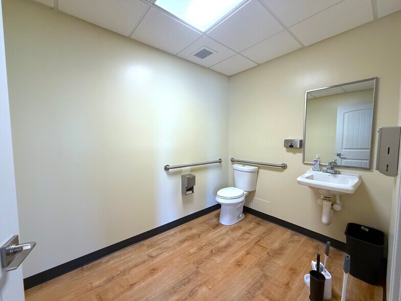 More Photos Of 125 W Pineview St, Altamonte Springs Medical For Lease