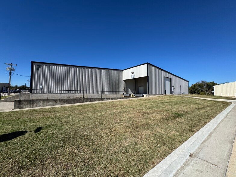 More Photos Of 130 E 9th St, Ada Warehouse For Lease