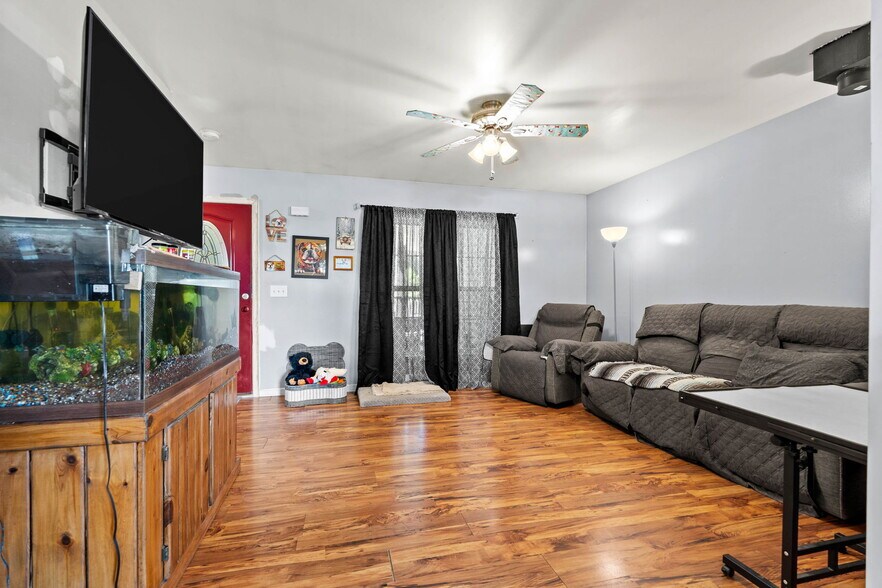 More Photos Of 25 Beacon St, Amesbury Showroom For Sale