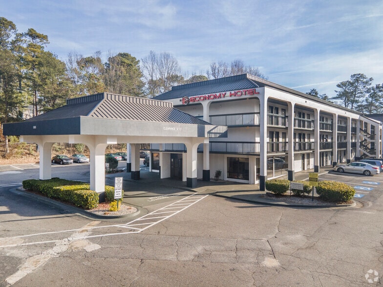 Primary Photo Of 9995 Old Dogwood Rd, Roswell Hotel For Sale
