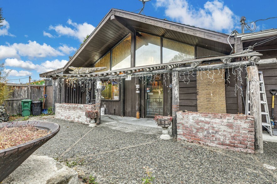 More Photos Of 44618 State Route 20, Concrete Hotel For Sale