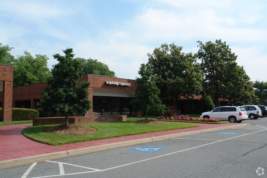 More Photos Of 301 McCullough Dr, Charlotte Unknown For Lease