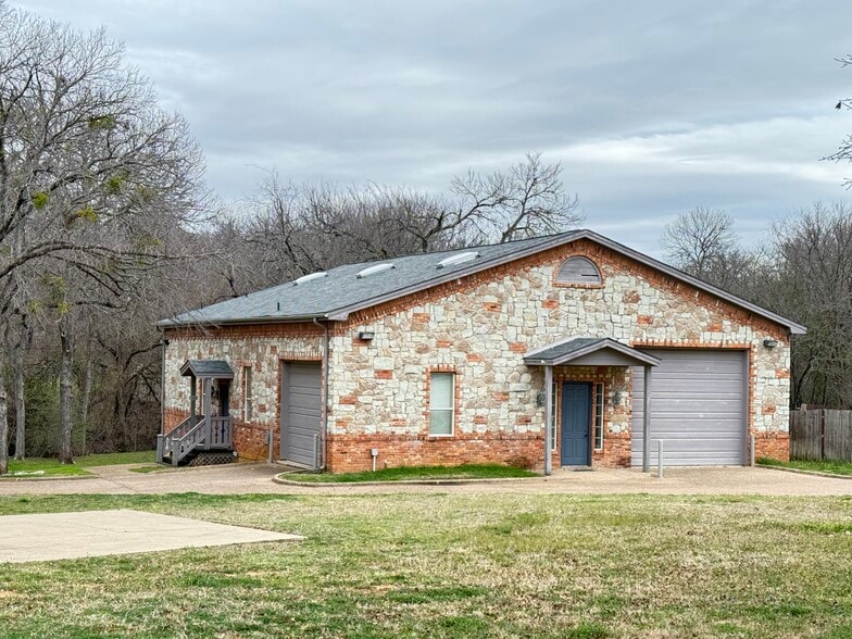More Photos Of 703 Main St, Lake Dallas Showroom For Sale