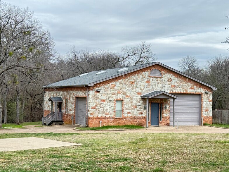 More Photos Of 703 Main St, Lake Dallas Showroom For Sale