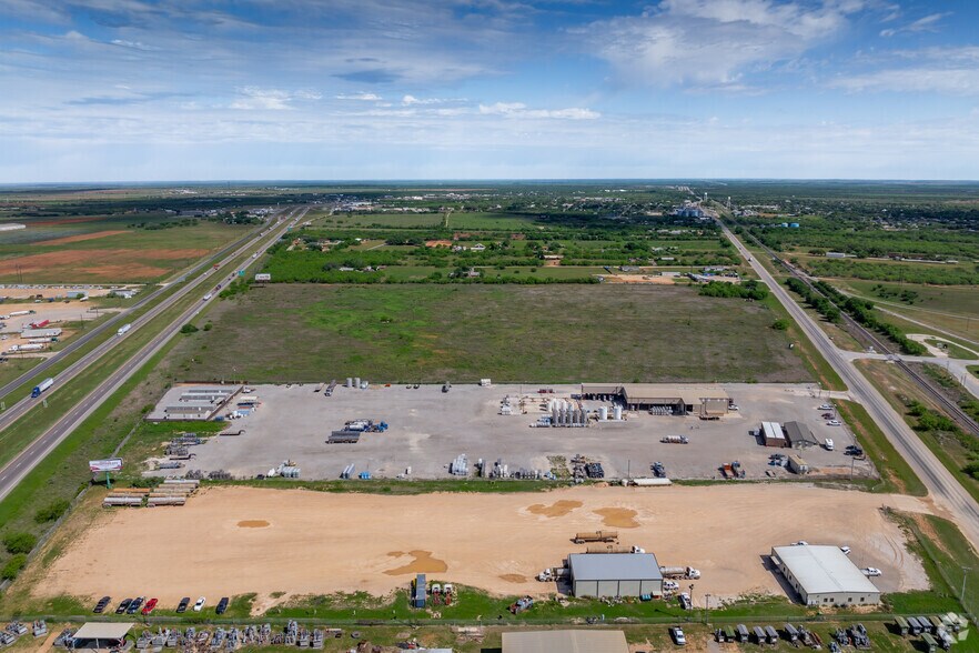More Photos Of 35 & Interstate 35 Business, Dilley Land For Lease