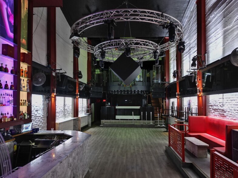 More Photos Of 919 Granville St, Vancouver Storefront For Sale