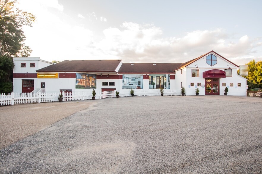 More Photos Of 1150 Main St, Leicester Showroom For Lease