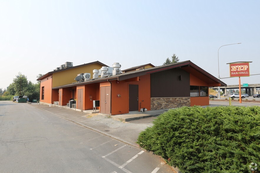 More Photos Of 400 W Rio Vista Ave, Burlington Storefront Retail Office For Sale