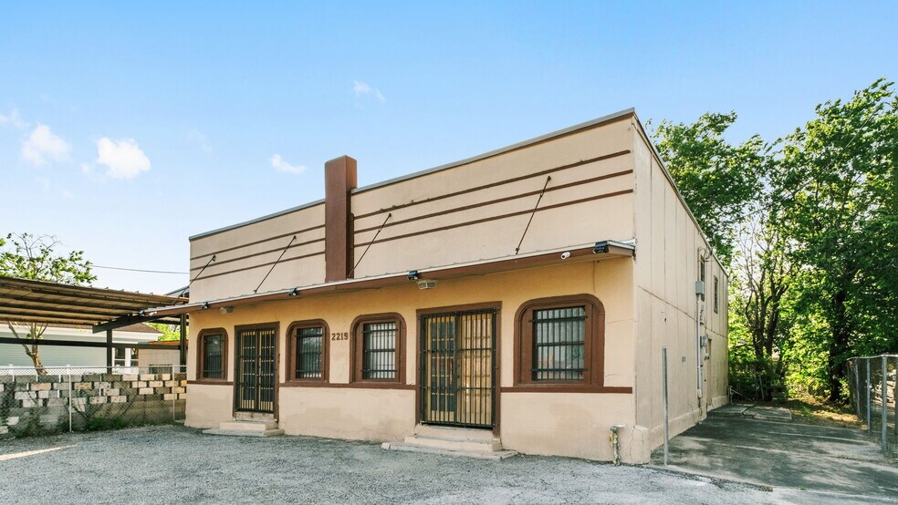 More Photos Of 2219 S Flores St, San Antonio Freestanding For Sale