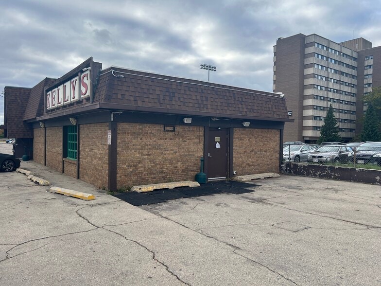 More Photos Of 219 Wisconsin St, Oshkosh Bar For Sale