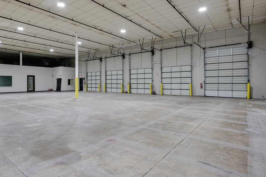 More Photos Of 5124 Sharp St, Dallas Distribution For Lease