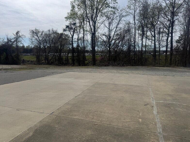 More Photos Of 3716 Alliance Dr, Greensboro Warehouse For Lease