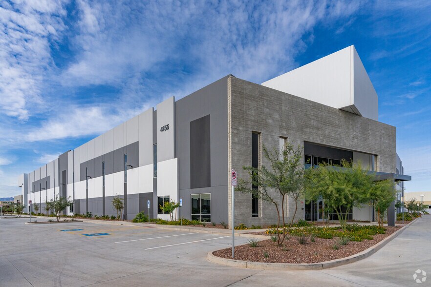 More Photos Of 415 W Indian School Rd, Goodyear Distribution For Lease