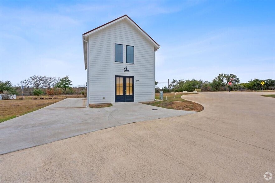 More Photos Of 1006 Frost Ave, Driftwood Loft Creative Space For Sale