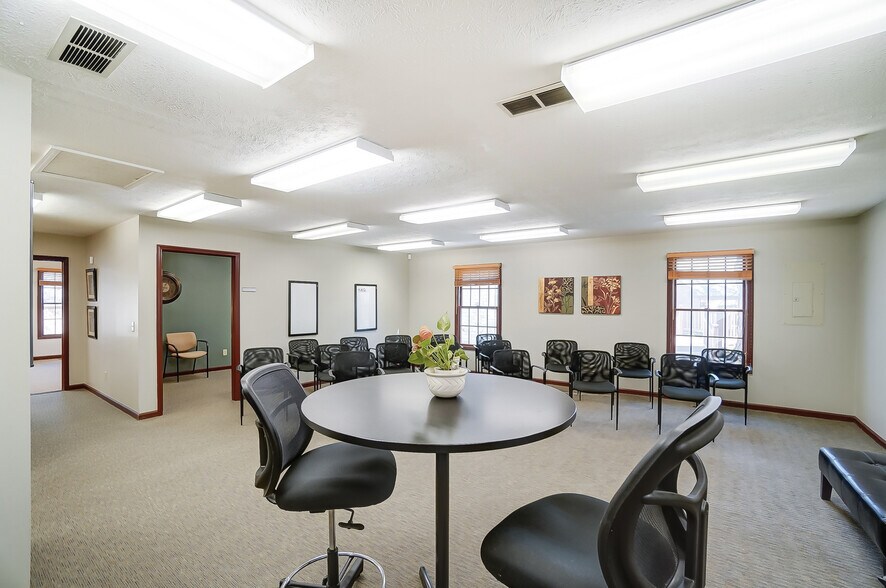 More Photos Of 830 E Franklin St, Centerville Medical For Sale