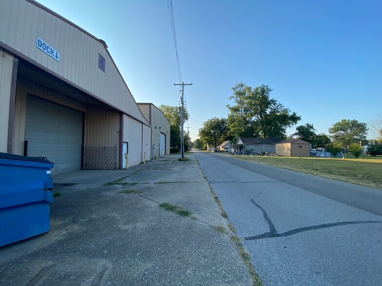More Photos Of 2409 Chestnut Street, Vincennes Distribution For Sale