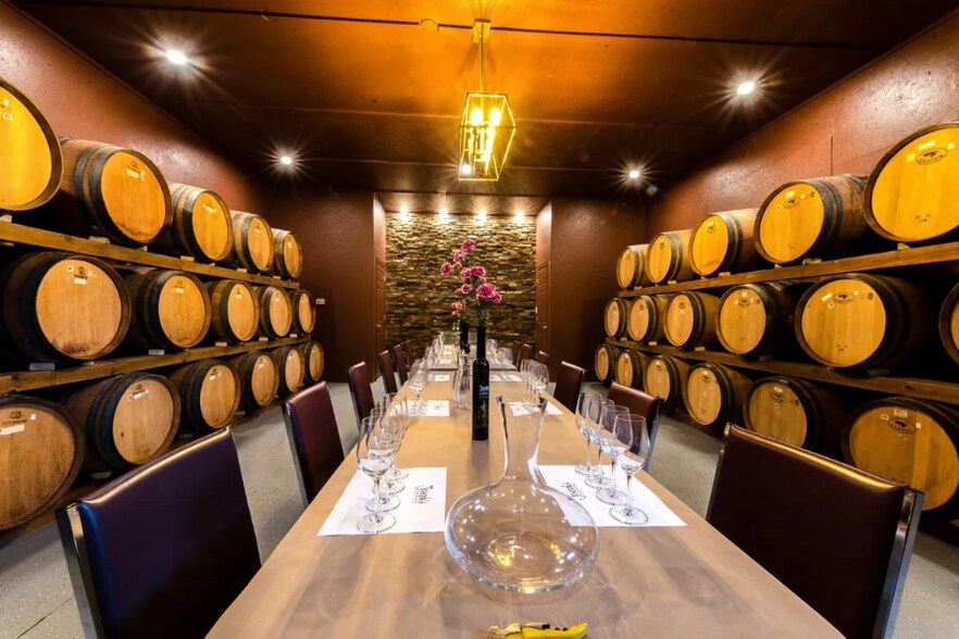 More Photos Of 1811 Niagara Stone Rd, Niagara-On-The-Lake Winery Vineyard For Sale