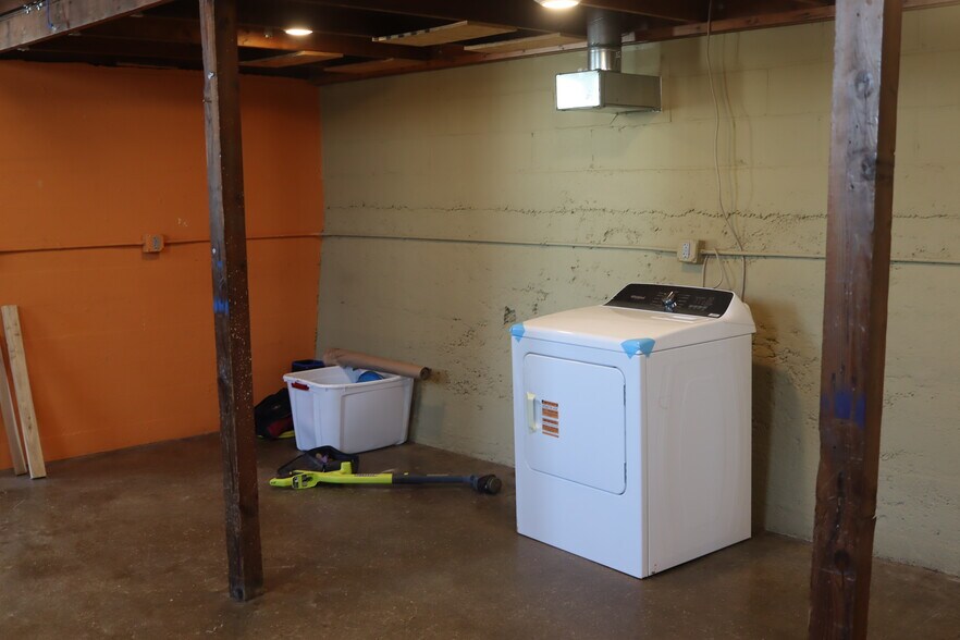 More Photos Of 1523 Riverview Dr, Kalamazoo Freestanding For Lease