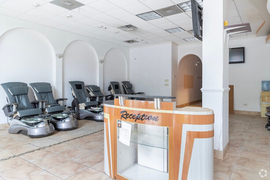 More Photos Of 4400 N Broadway St, Chicago Storefront Retail Office For Sale