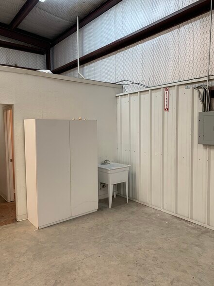 More Photos Of 12708 Montana Ave, El Paso Warehouse For Lease