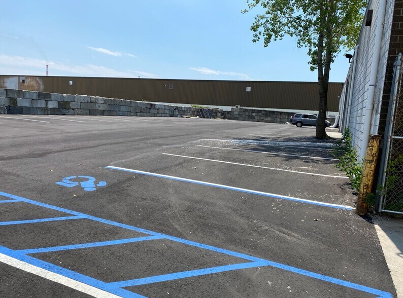 More Photos Of 485 Brown Ct, Oceanside Warehouse For Lease