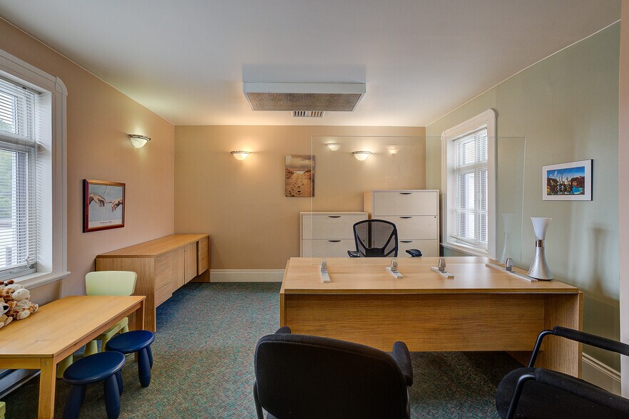 More Photos Of 415 Rue Du Village, Repentigny Office For Sale