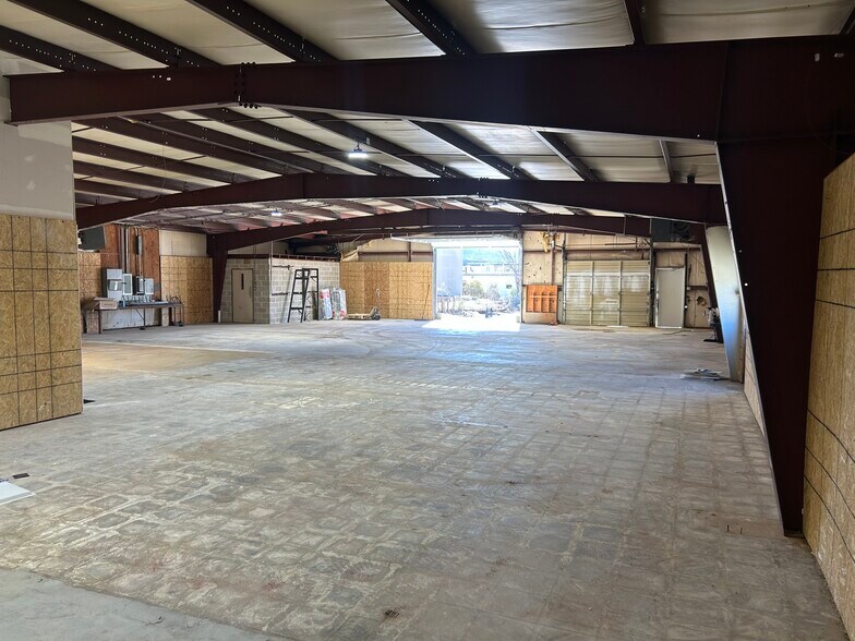 More Photos Of 8 Belcher Dr, Pelham Light Distribution For Lease